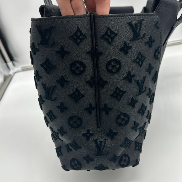 Louis Vuitton Black Leather Veau Cachemire Handbag - Picture 7 of 16